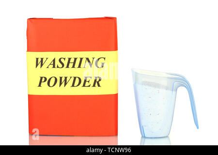 Fort de lessive avec blue tasse de mesure isolated on white Banque D'Images