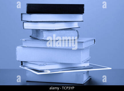 Pile de livres à la lumière bleu foncé Banque D'Images