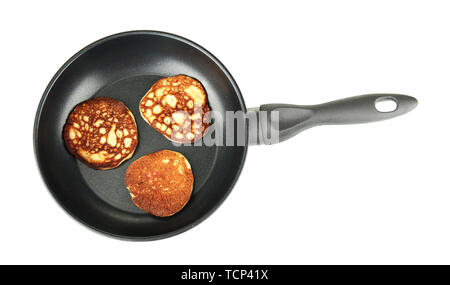 Délicieux pancakes dans une poêle à frire isolated on white Banque D'Images