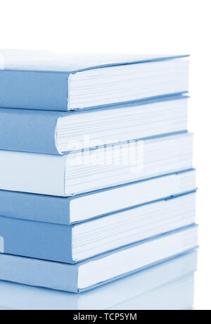 Pile de livres dans la lumière bleue Banque D'Images