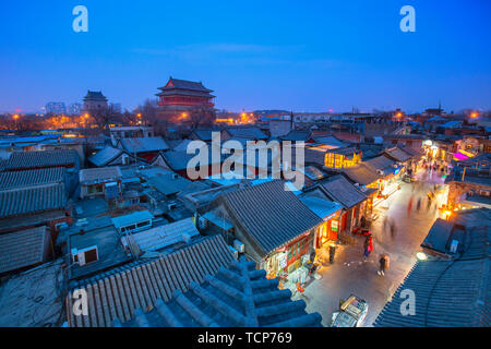 Tour de l'horloge et Huangpu Road sont l'un des domaines essentiels de l'ancien Beijing. Il conserve encore les anciens bâtiments dans les Dynasties Ming et Qing. Ils n'ont pas encore effectué la mise à niveau à grande échelle et de transformation. La rue hutongs révèlent l'ancienne atmosphère, et les gens sont aussi tranquillement. Ici vous entrez dans le rythme des dynasties Ming et Qing. Banque D'Images