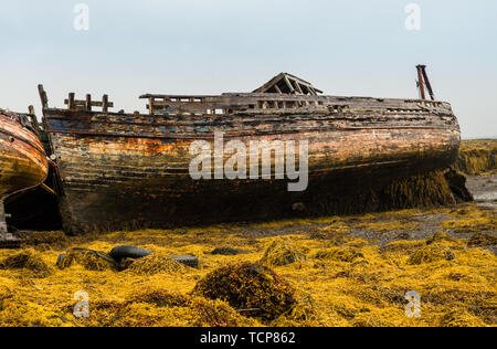 Deux bateaux de pêche abandonnés le long de la côte de Salen Bay sur l'île de Mull, en Ecosse Banque D'Images