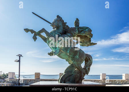 Une ancienne sculpture cheval de guerre sur le front de mer de Yangma Island. Banque D'Images