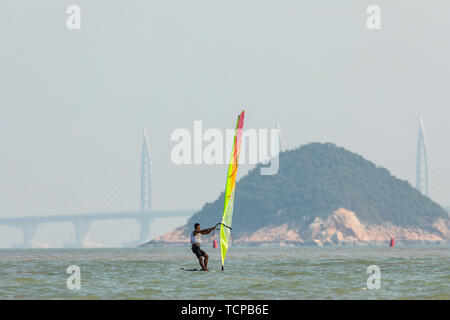 29 novembre 2018, Zhuhai, Guangdong. Le championnat d'Asie 2018 Asie & Kite Board Championships est entré dans sa cinquième journée. Malgré les mauvaises conditions météorologiques, l'événement était encore en plein essor, avec des athlètes Bravant le vent froid pour lutter contre le vent et les vagues dans les eaux de la Baie d'encens cuisinière dans Zhuhai pour de bons résultats. Banque D'Images