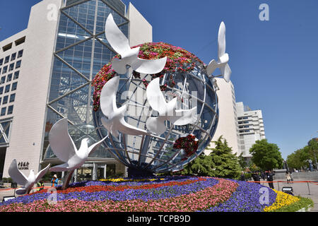 Filmé dans les rues de Pékin en mai 2019, pour célébrer la courroie et Road Conférence à Beijing, Beijing a ouvert un modèle du paysage festif et mis en place sur le thème de la route de ceinture et de fleurs dans les rues. Banque D'Images