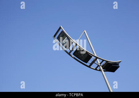 Lampadaire moderne en bleu ciel. Banque D'Images