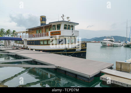 Le bateau de croisière amarré à l'embarcadère. Banque D'Images