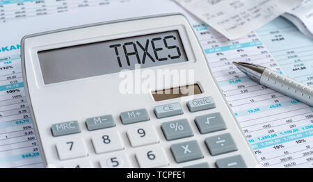 Une calculatrice avec le mot Taxes sur l'affichage Banque D'Images
