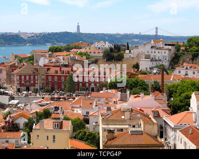 Vue sur les toits de Lisbonne depuis le sommet de Sao Vicente à Lisbonne Banque D'Images