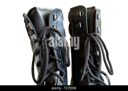 Lacets de bottes militaires en noir sur fond blanc. Le laçage Banque D'Images