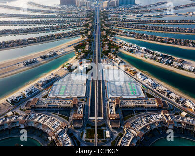 L'île de Palm avec des villas de luxe et les hôtels à Dubaï vue aérienne Banque D'Images