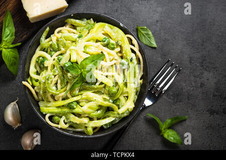 Les pâtes spaghetti à la courgette sur noir vue d'en haut. Banque D'Images