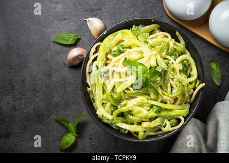 Les pâtes spaghetti à la courgette sur noir vue d'en haut. Banque D'Images