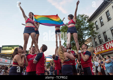 Brooklyn, États-Unis. Le 08 juin, 2019. Plus de 70 groupes ont participé à la 23ème Brooklyn Pride Parade. Quelques milliers de spectateurs se sont rassemblés le long de l'itinéraire de la parade sur la 5e Avenue à partir de la Lincoln Place pour la 9ème rue à Park Slope, Brooklyn, honorer et célébrer 50 ans de lutte pour l'homme LGBTQIA. Credit : Gabriele Holtermann Gorden/Pacific Press/Alamy Live News Banque D'Images