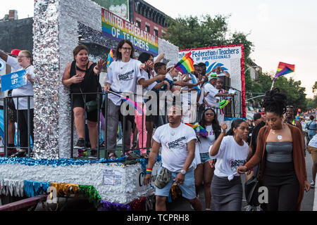 Brooklyn, États-Unis. Le 08 juin, 2019. Plus de 70 groupes ont participé à la 23ème Brooklyn Pride Parade. Quelques milliers de spectateurs se sont rassemblés le long de l'itinéraire de la parade sur la 5e Avenue à partir de la Lincoln Place pour la 9ème rue à Park Slope, Brooklyn, honorer et célébrer 50 ans de lutte pour l'homme LGBTQIA. Credit : Gabriele Holtermann Gorden/Pacific Press/Alamy Live News Banque D'Images