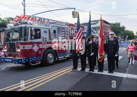 Brooklyn, États-Unis. Le 08 juin, 2019. Plus de 70 groupes ont participé à la 23ème Brooklyn Pride Parade. Quelques milliers de spectateurs se sont rassemblés le long de l'itinéraire de la parade sur la 5e Avenue à partir de la Lincoln Place pour la 9ème rue à Park Slope, Brooklyn, honorer et célébrer 50 ans de lutte pour l'homme LGBTQIA. Credit : Gabriele Holtermann Gorden/Pacific Press/Alamy Live News Banque D'Images