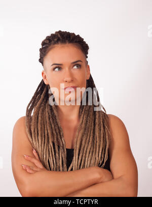 Portrait d'une fille européenne avec des tresses africaines et rasé des temples sur un fond blanc Banque D'Images