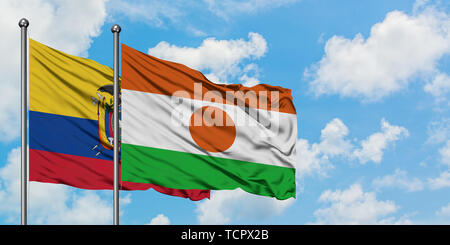 L'Équateur et de brandir le drapeau du Niger dans le vent contre ciel bleu nuageux blanc ensemble. Concept de diplomatie, de relations internationales. Banque D'Images