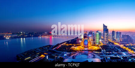 Cityscape nuit vue à Hangzhou Banque D'Images