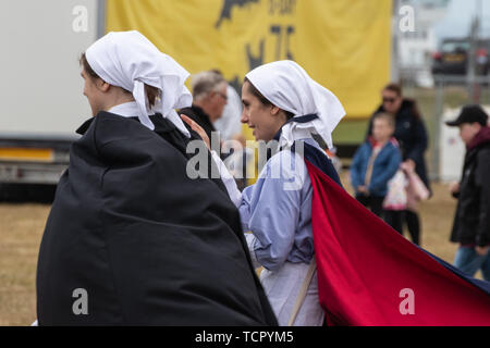 Deux femmes en tenue d'authentiques world war two Nurses uniforms, les photos avec costumes Banque D'Images