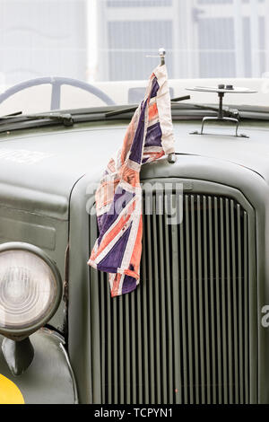 Un vintage world war two jeep avec un Union Jack Flag sur l'avant Banque D'Images