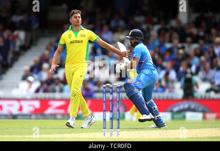 Marcus de l'Australie (à gauche) Stoinis réagit comme l'Inde est Rohit Sharma cherche sur au cours de l'ICC Cricket World Cup phase groupe match à l'ovale, Londres. Banque D'Images