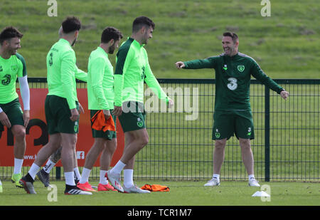 L'entraîneur adjoint, Robbie Keane au cours de la session de formation à l'initiative Centre de formation national, Abbotstown, Irlande. Banque D'Images