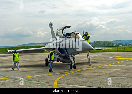 Le personnel au sol effectue des travaux d'entretien à une armée de l'Air française Dassault Rafale B 4-FU SPA 81 avions de chasse, l'aérodrome militaire de Payerne, Suisse Banque D'Images