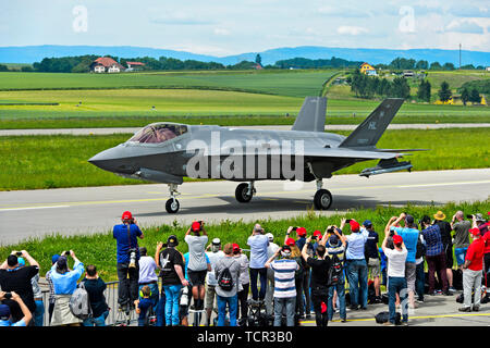 Spotters accueillant un Lockheed Martin F-35A Lightning II en avion de chasse de l'US Air Force, l'aérodrome militaire de Payerne, Suisse Banque D'Images