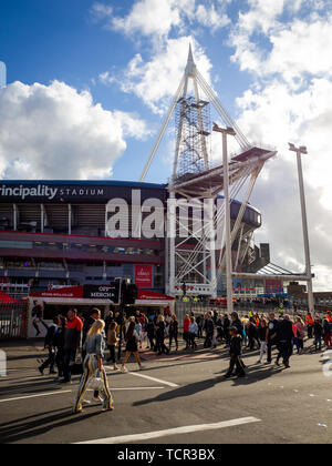 Cardiff, Wales, UK - Juin 08, 2019 : Les gens d'attente et d'entrer dans la Principauté Stadium de Cardiff pour voir un concert de musique live prendre que Banque D'Images