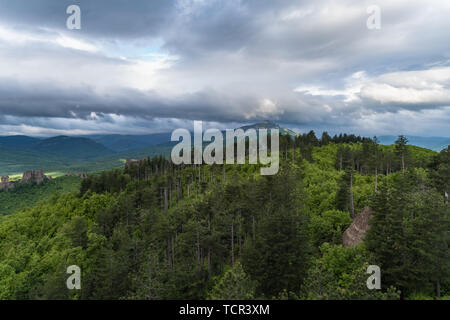 Panorama des montagnes de rochers falaise Belogradchik, joyau de la nature monument, Bulgarie Banque D'Images