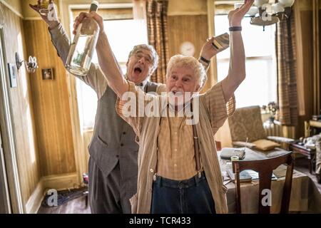 ELLIOTT GOULD et DEREK JACOBI DANS L'HISTOIRE DE L'AMOUR (2016). Crédit : 2.4.7. Films / Oï Oï Oï Productions / Album / film Caramel Banque D'Images