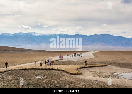 La VALLÉE DE LA MORT, Californie, USA - 4 Avril 2019 : personnes visitent le Saltsee et Badwater basin. À 282 pieds au-dessous du niveau de la mer, est le plus bas du bassin de Badwater Banque D'Images