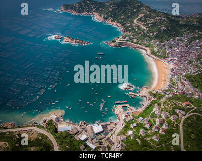 Surplombant le village de pêcheurs de l'île de wolfberry chinois Banque D'Images