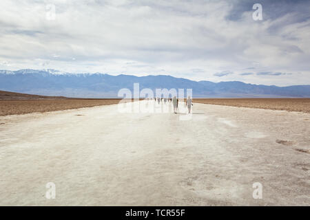 Les gens visitent la région de Badwater basin. À 282 pieds au-dessous du niveau de la mer, le bassin de Badwater est le point le plus bas aux États-Unis. Banque D'Images