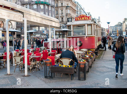 Prague, République tchèque, 21 mars 2019 : des gens assis dans le tram cafe sur la place Venceslas à Prague. Banque D'Images