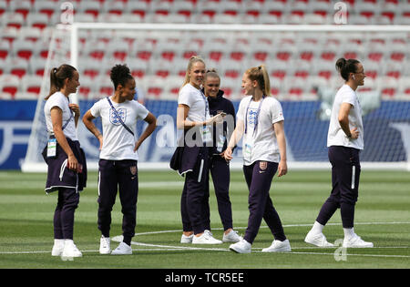 Les joueurs Angleterre inspecter le terrain avant le coup d'envoi pendant la Coupe du Monde féminine de la fifa, Groupe d match au stade de Nice. Banque D'Images