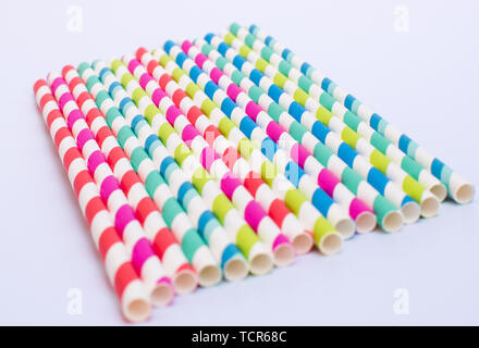 Pailles en papier de diverses couleurs isolé sur fond blanc Banque D'Images