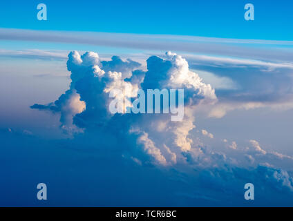 Les formations de nuages Cumulonimbus spectaculaire au coucher du soleil prises à partir de la fenêtre d'un avion sur le sud de l'Europe. Banque D'Images