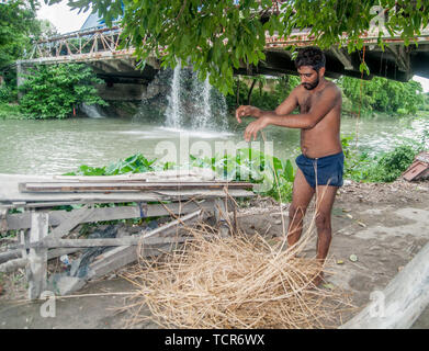 Documentaire sur la fabrication du verre de thé en terre avec la famille potter processus. (Photo de Amlan Biswas / Pacific Press) Banque D'Images