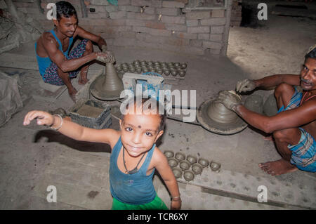 Documentaire sur la fabrication du verre de thé en terre avec la famille potter processus. (Photo de Amlan Biswas / Pacific Press) Banque D'Images