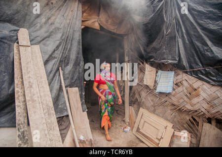 Documentaire sur la fabrication du verre de thé en terre avec la famille potter processus. (Photo de Amlan Biswas / Pacific Press) Banque D'Images