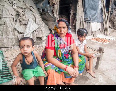 Documentaire sur la fabrication du verre de thé en terre avec la famille potter processus. (Photo de Amlan Biswas / Pacific Press) Banque D'Images