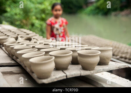 Documentaire sur la fabrication du verre de thé en terre avec la famille potter processus. (Photo de Amlan Biswas / Pacific Press) Banque D'Images