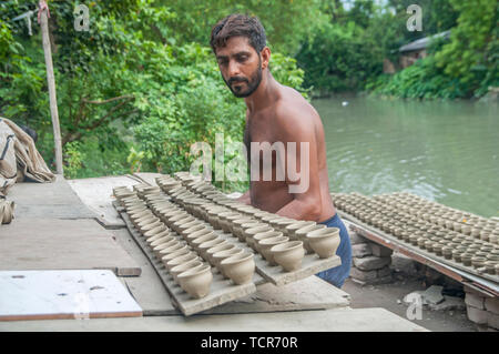 Documentaire sur la fabrication du verre de thé en terre avec la famille potter processus. (Photo de Amlan Biswas / Pacific Press) Banque D'Images