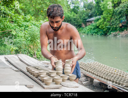 Documentaire sur la fabrication du verre de thé en terre avec la famille potter processus. (Photo de Amlan Biswas / Pacific Press) Banque D'Images