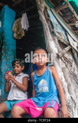 Documentaire sur la fabrication du verre de thé en terre avec la famille potter processus. (Photo de Amlan Biswas / Pacific Press) Banque D'Images