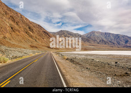 Route du désert de Death Valley National Park, California USA. Banque D'Images