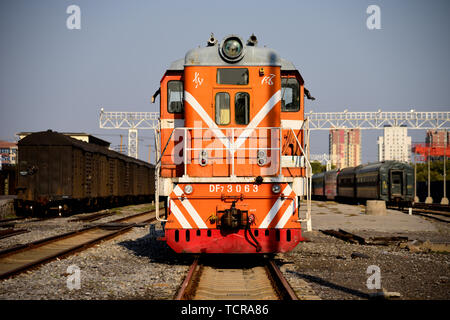 Photographié à la gare de triage dans le Henan Jiaozuo en octobre 2018, une ancienne locomotive à combustion interne Dongfeng dans la station de trains, locomotives traditionnelles, les gares de marchandises traditionnelles, classiques, il est estimé que quelques années plus tard, cessera d'exister. Banque D'Images