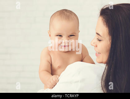 Portrait de bébé et sa mère Angélique Banque D'Images